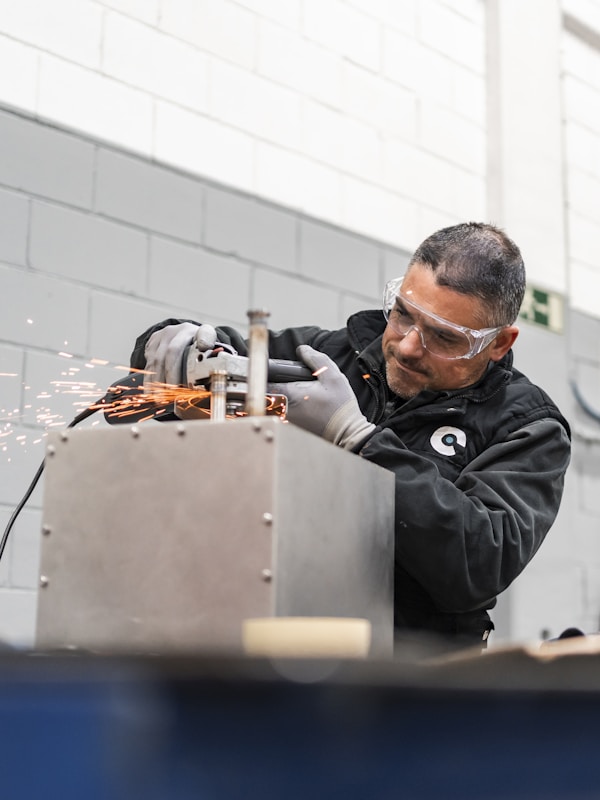 Zakład produkcyjny - opieka nad stroną i narzędziami online